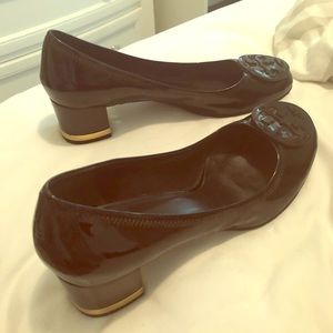Great TORY BURCH small block heel with gold detail